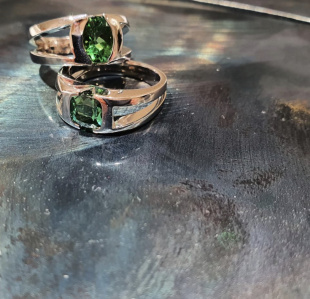 Bague ALIA or blanc et tourmalines vertes