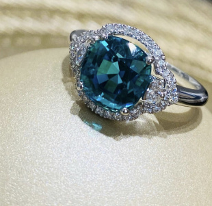 Bague Monique or blanc sertie d'une Tourmaline de Namibie en direct de la mine.