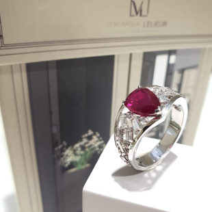 Bague Elisabeth or blanc 18K sertie d'un rubis naturel Birman 3.17ct et  22 diamants totalisant 0.67ct