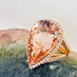 Bague Christine or rose 18K sertie d'une morganite 18,23 ct et diamants.