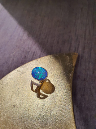 Bague Julie or rose 18K sertie d'une opale et diamants.